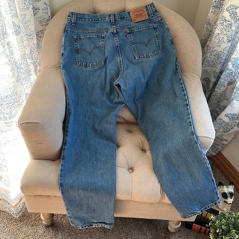 Vintage Levi’s 550 jeans.  Relaxed fit, tapered leg.  Misses size 18 medium.